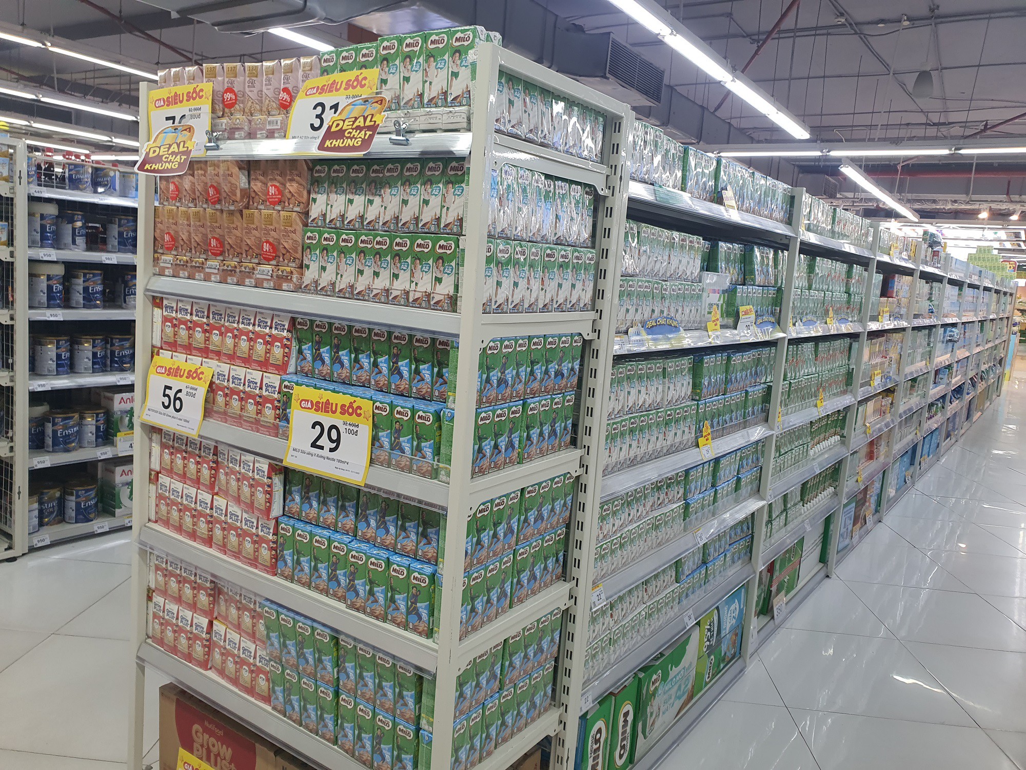 Gian hàng sữa với nhiều nhãn hàng giảm giá "siêu sốc".