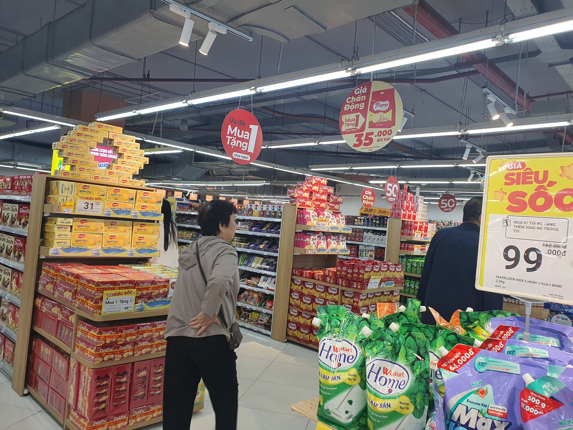 "Nhiều mã hàng giảm giá sâu lắm. Ví dụ như táo Fuji mọi khi tôi mua từ 200-230 nghìn đồng/kg mà hôm nay chỉ 109 nghìn đồng/kg, sữa, mì tôm, bánh, kẹo cũng nhiều mã mua 1 tặng 1 hoặc mua 2 tính tiền 1 thôi nên rẻ lắm", chị Hồng - một khách mua hàng chia sẻ.