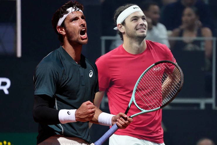 Fritz (áo đỏ) được đánh giá nhỉnh hơn Mussetti (bên trái) khi họ gặp nhau trên sân cứng (trong nhà)