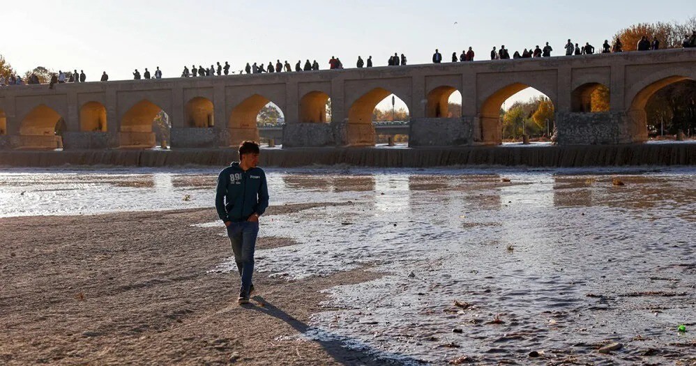 Lòng sông cạn trơ đáy ở Iran. Ảnh: Wana News