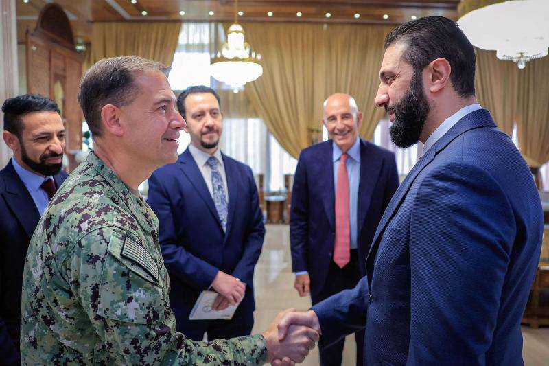 Tổng thống lâm thời Syria Ahmed al-Sharaa gặp Đô đốc Brad Cooper, Chỉ huy Bộ Tư lệnh Trung tâm (CENTCOM) ở Damascus vào ngày 7/10/2025. Ảnh: The Arab Weekly.