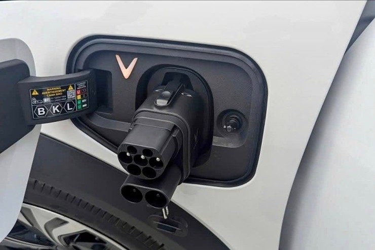 VinFast VF 6 Plus Limited&nbsp;sử dụng chuẩn sạc CCS1 thay vì CCS2 như trên bản thông thường