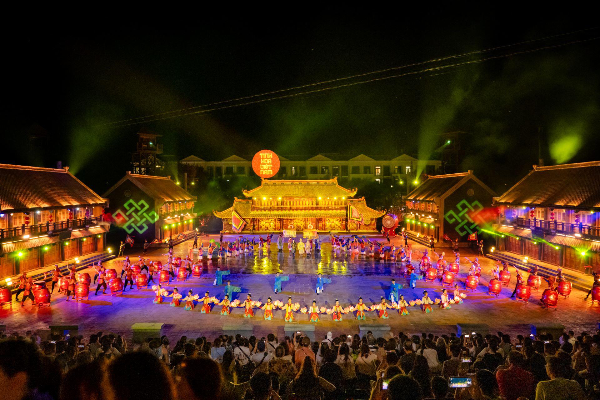 Vingroup cũng góp phần quảng bá rộng rãi văn hoá nghệ thuật cổ truyền dân tộc thông qua các show thực cảnh sống động, được biểu diễn tại các khu du lịch Vinpearl.