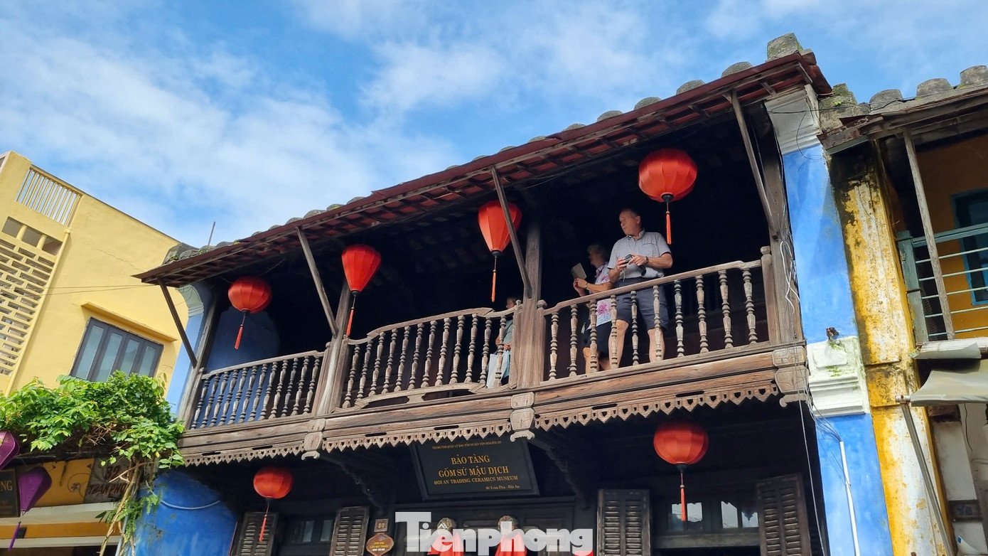 Phố cổ Hội An sạch tinh tươm, du khách tấp nập sau bão - 12