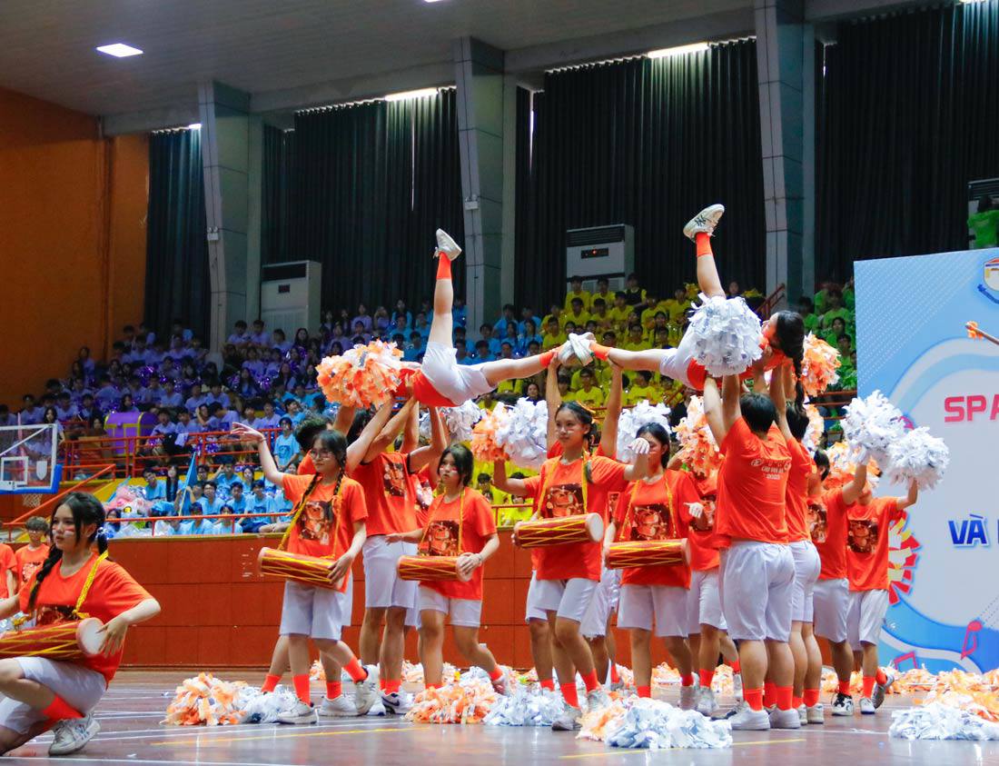 Học sinh ngôi trường gần 117 tuổi tỏa sáng trong hội thi nhảy cổ động - 1