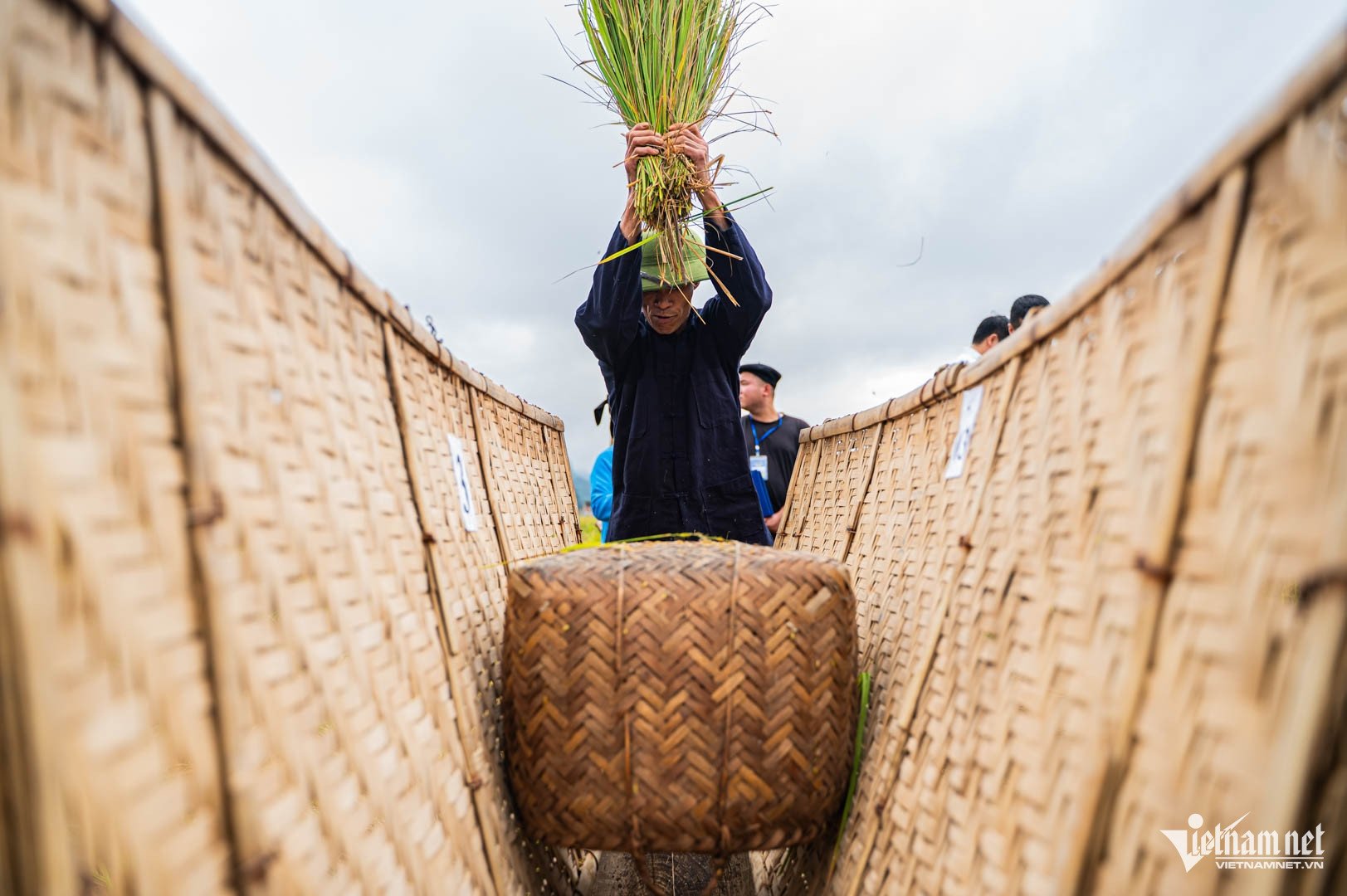 Người dân và du khách thích thú xem bà con thi gặt lúa&nbsp;