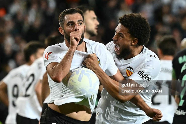 Bàn gỡ hòa vỡ òa của Valencia