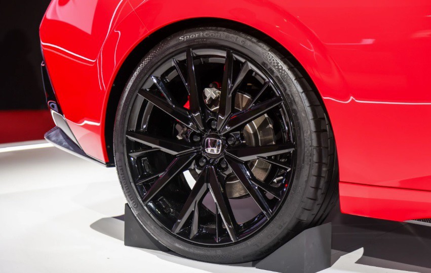 Xe được trang bị bộ mâm đa chấu kích thước 20 inch sơn đen đậm chất thể thao.