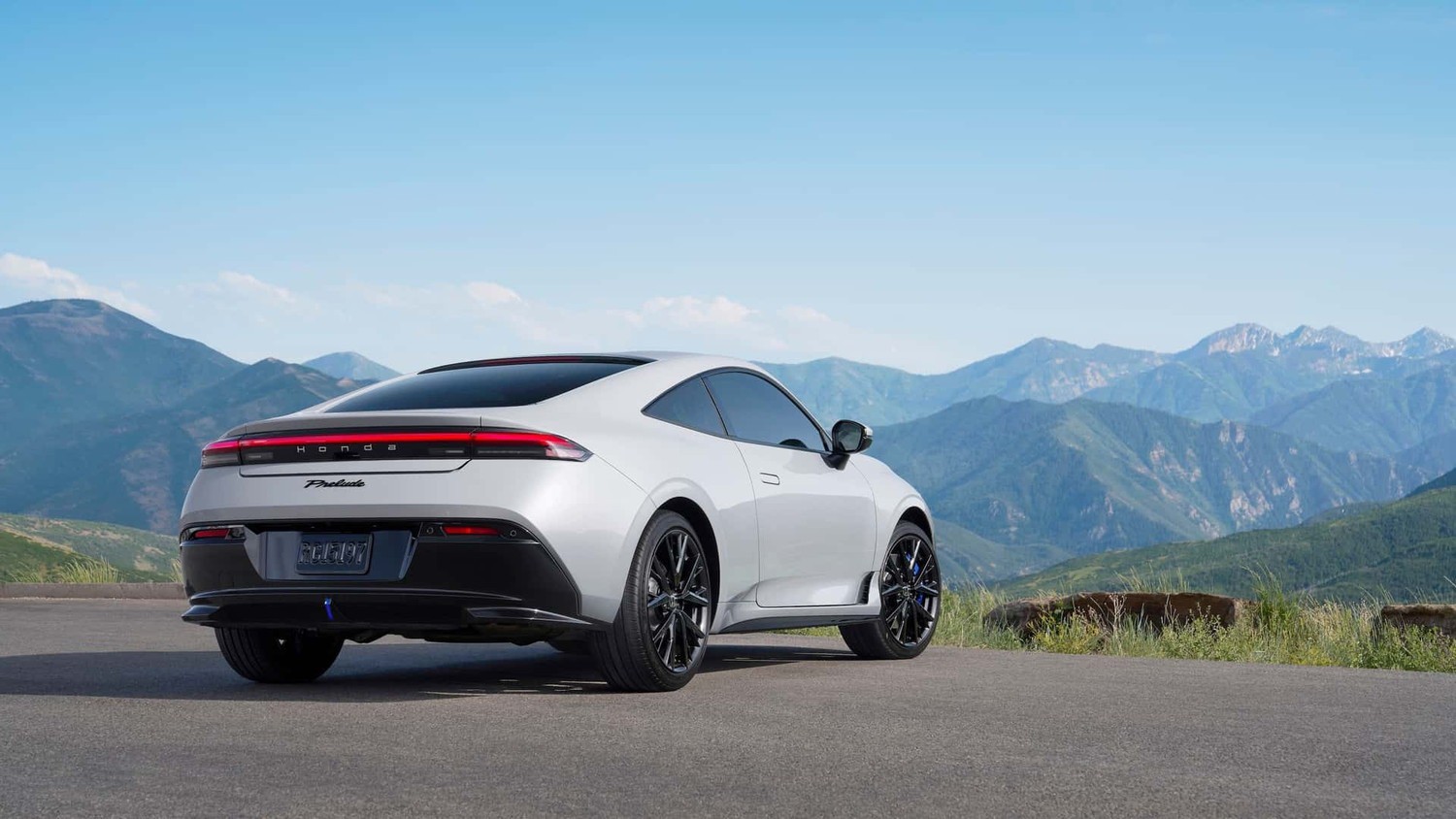 Xe có kích thước dài x rộng x cao lần lượt là 4.300 x 1.790 x 1.300 mm.