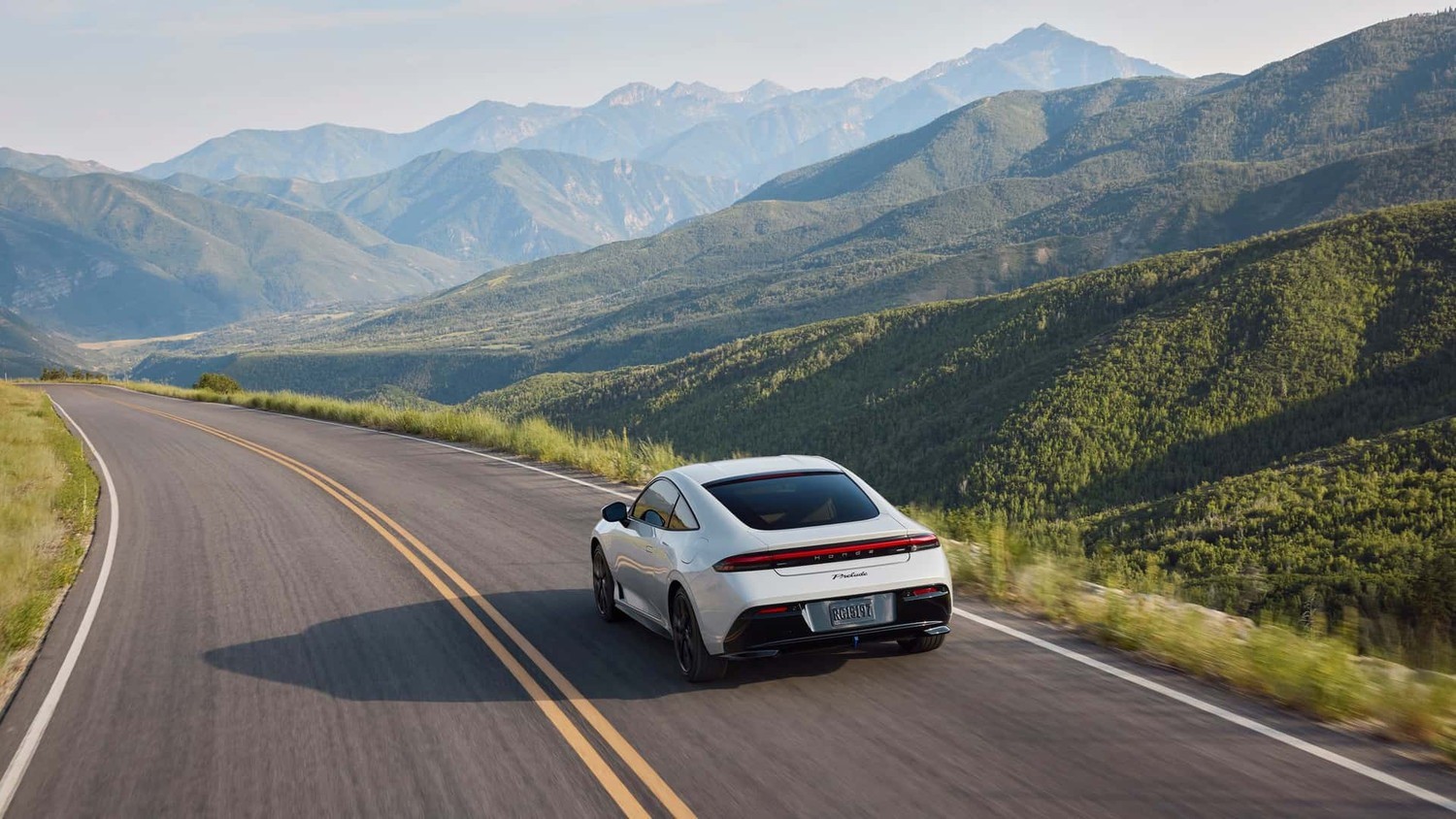 Phía sau có thanh đèn LED trải dài toàn bộ chiều rộng đuôi xe đi cùng cánh lướt gió.