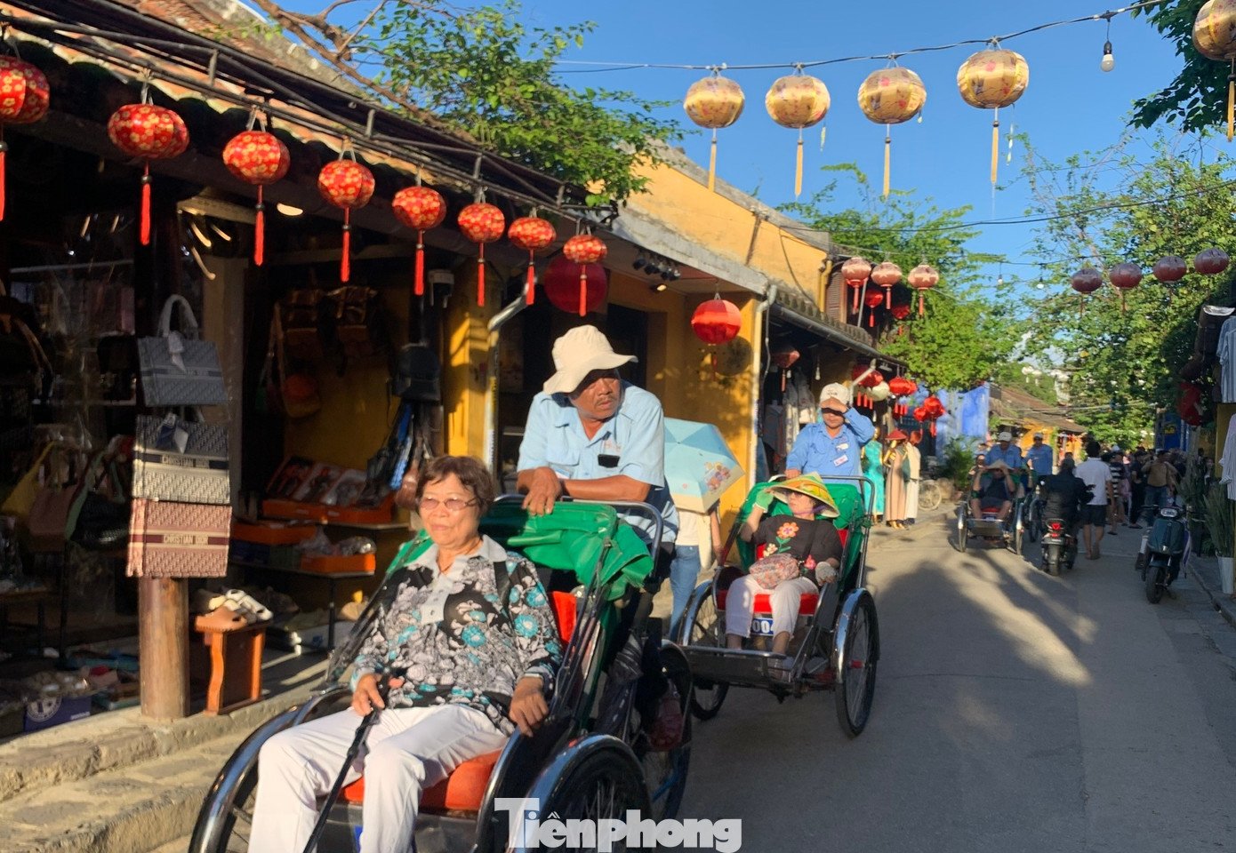 Phố cổ Hội An sạch tinh tươm, du khách tấp nập sau bão - 2