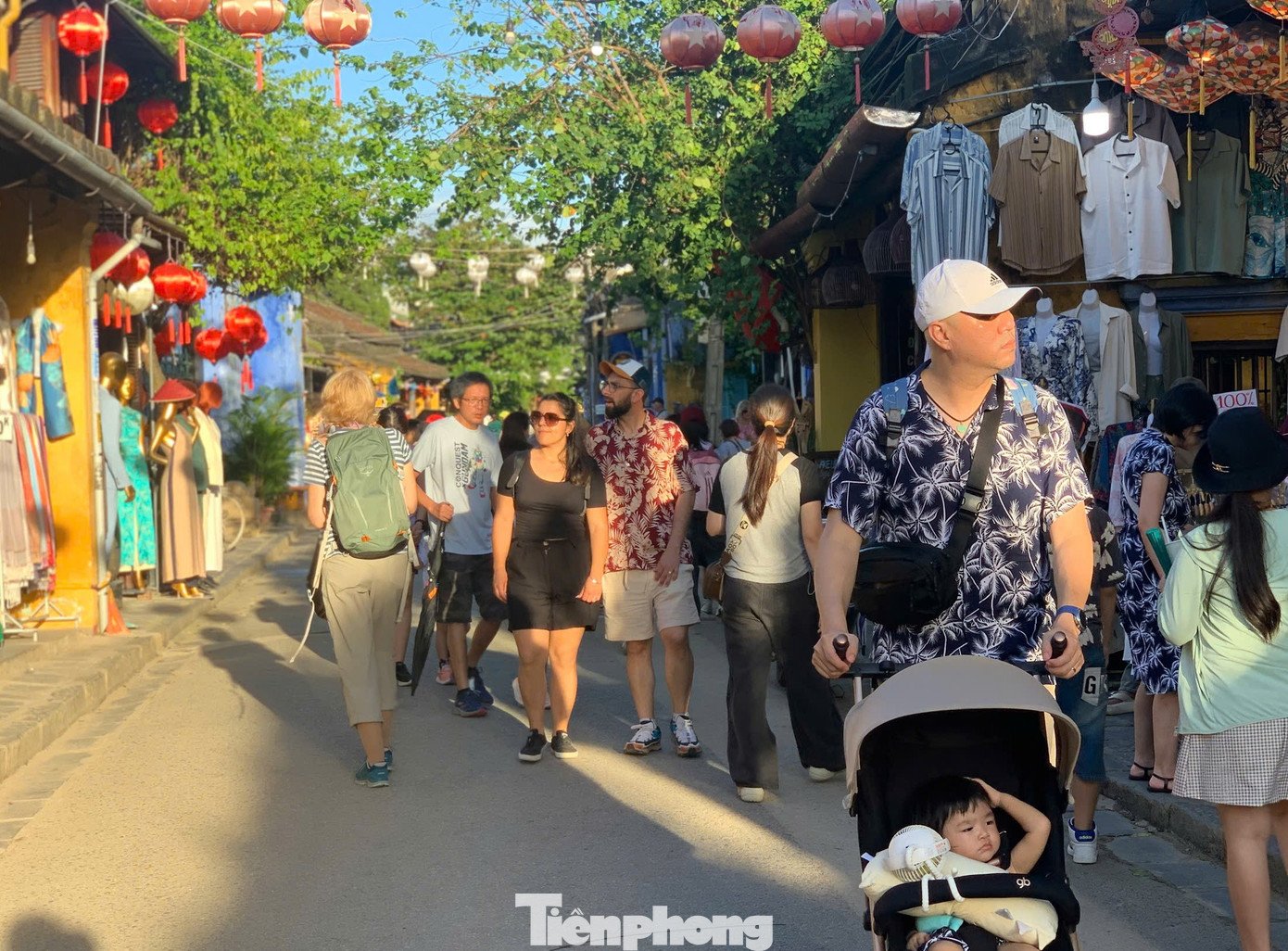 Phố cổ Hội An sạch tinh tươm, du khách tấp nập sau bão - 3