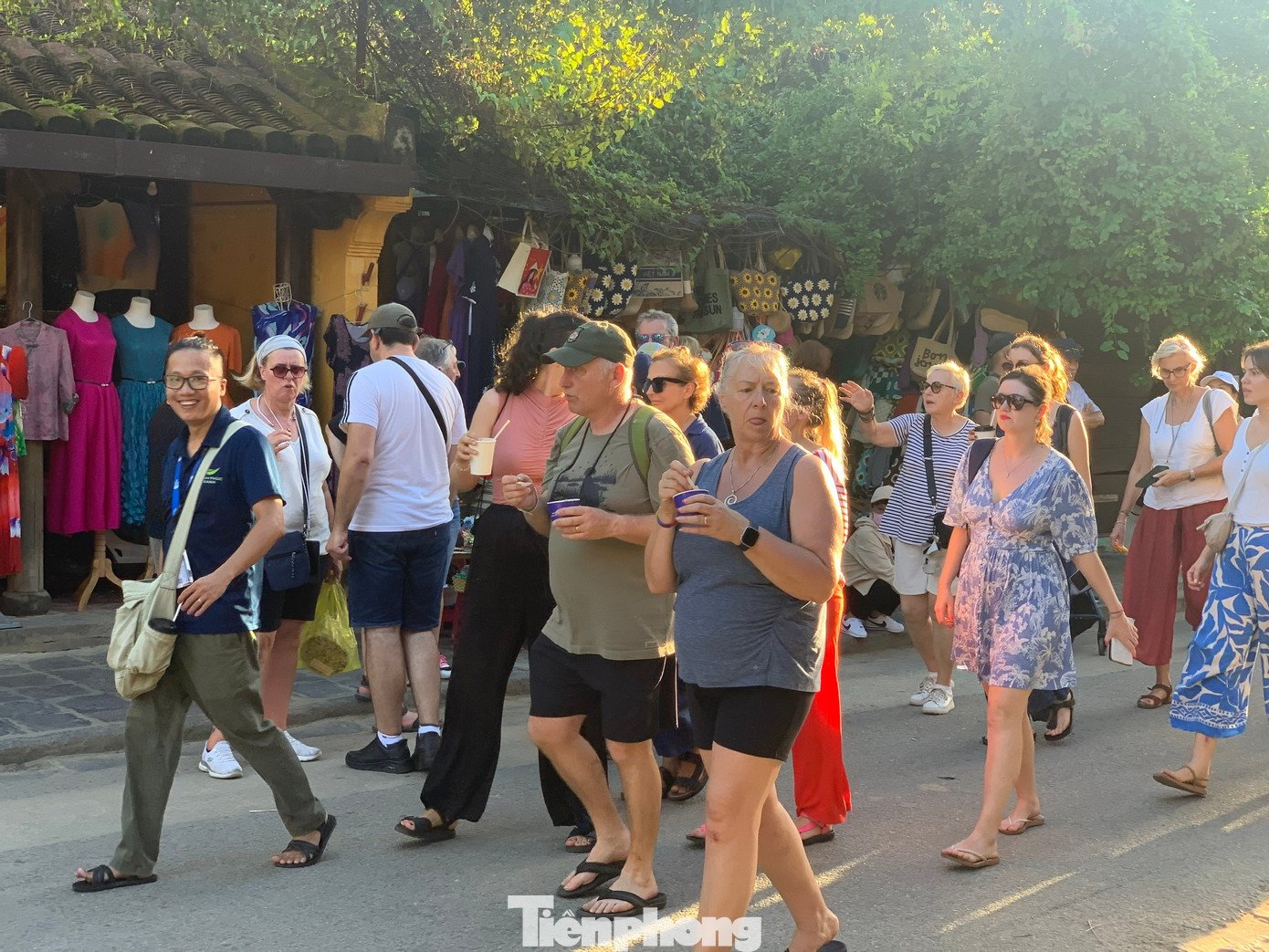 Phố cổ Hội An sạch tinh tươm, du khách tấp nập sau bão - 4