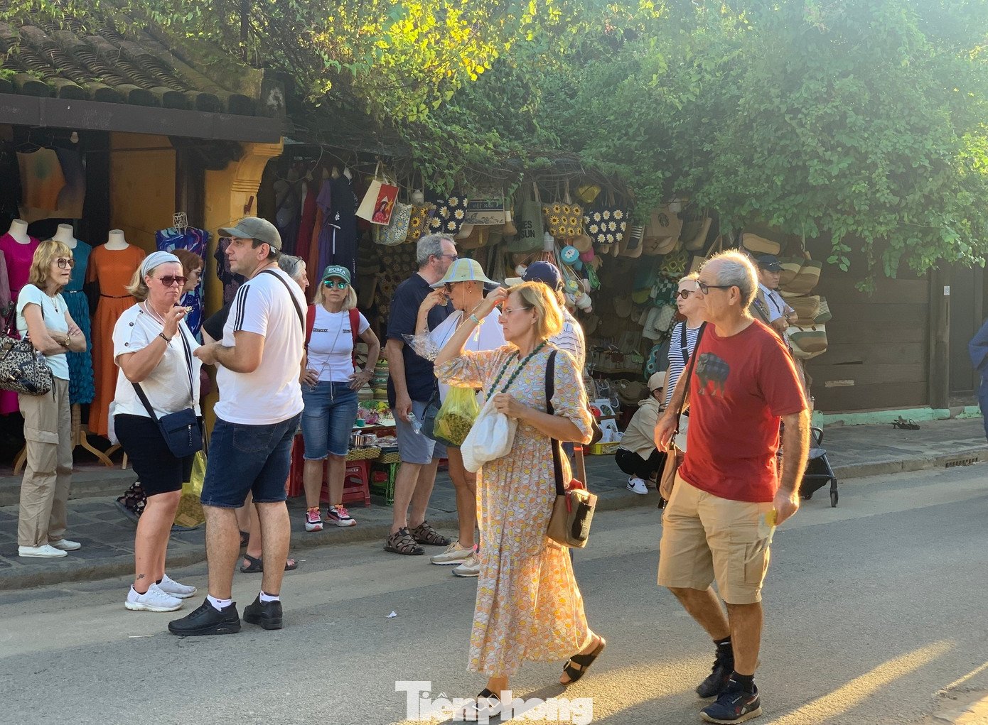 Phố cổ Hội An sạch tinh tươm, du khách tấp nập sau bão - 5