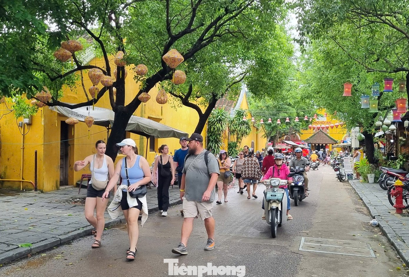 Phố cổ Hội An sạch tinh tươm, du khách tấp nập sau bão - 6