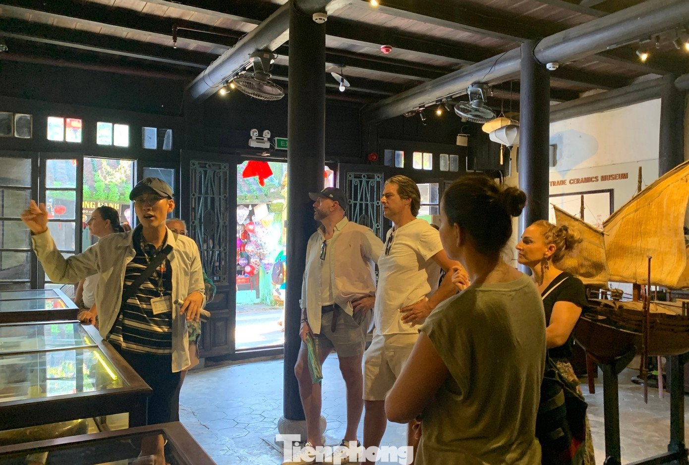 Phố cổ Hội An sạch tinh tươm, du khách tấp nập sau bão - 8