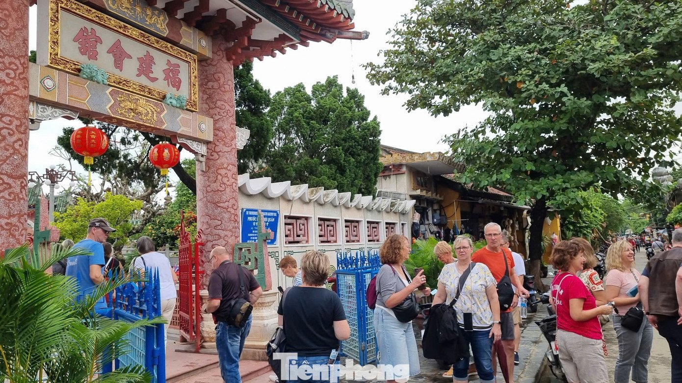 Phố cổ Hội An sạch tinh tươm, du khách tấp nập sau bão - 9