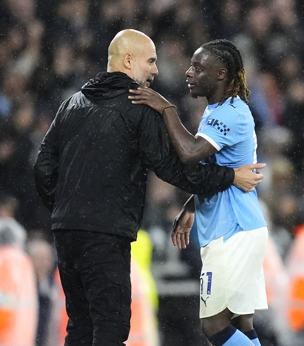 Pep Guardiola và Jeremy Doku