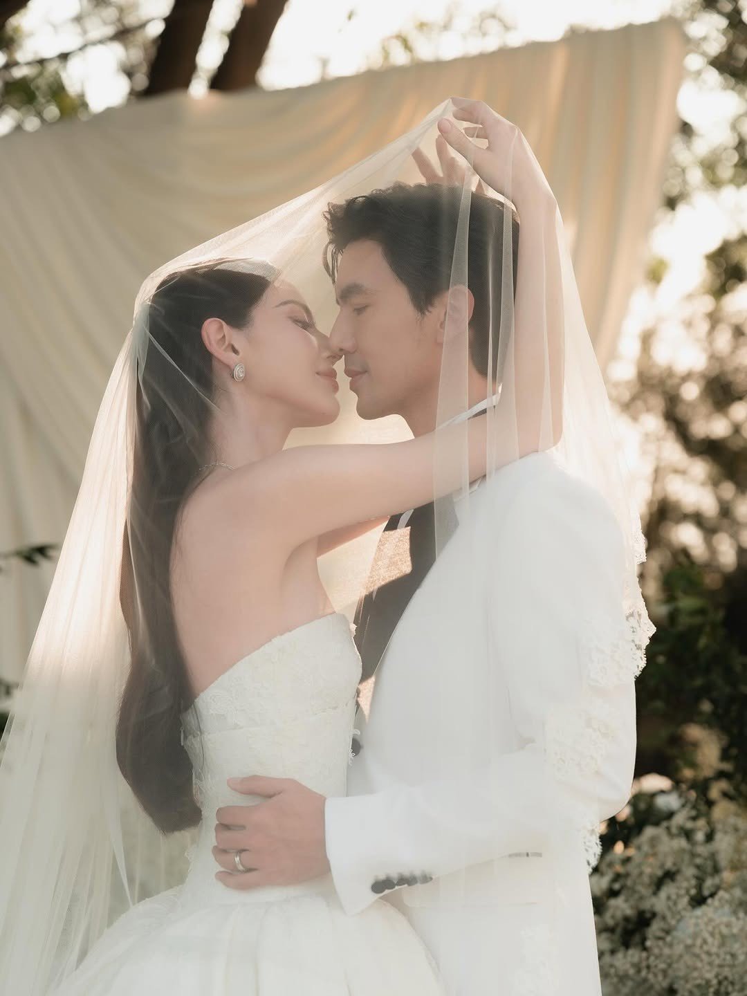 Ảnh cưới được Mai Davika và Ter Chantavit đăng tải.