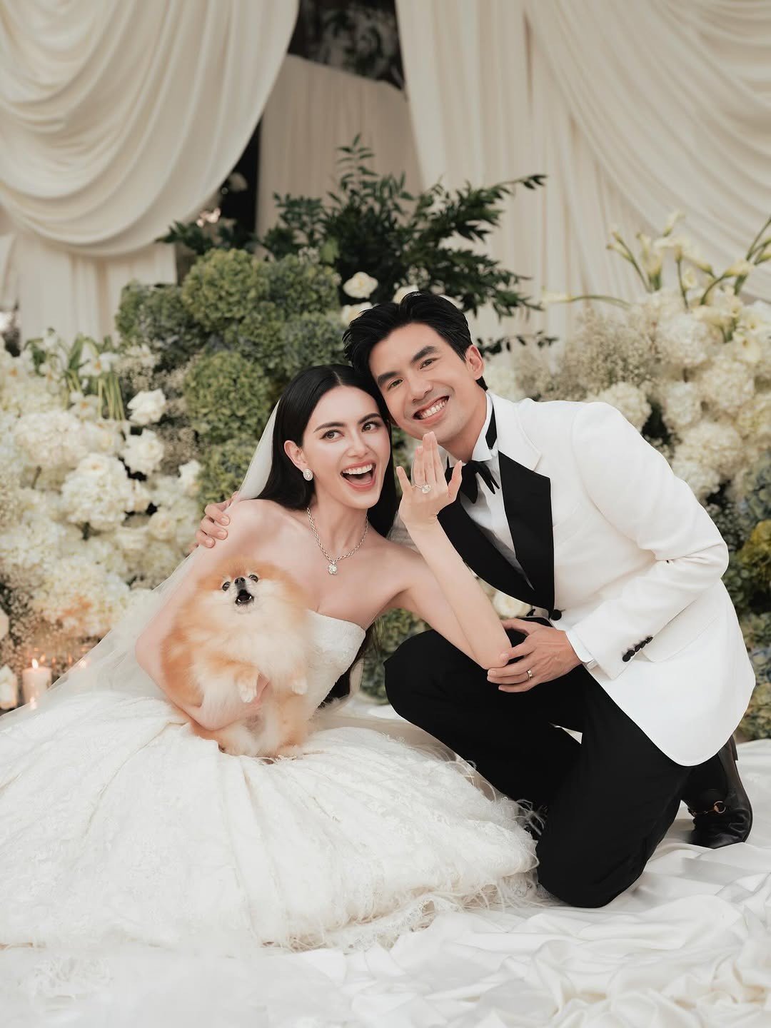 Ảnh cưới được Mai Davika và Ter Chantavit đăng tải.