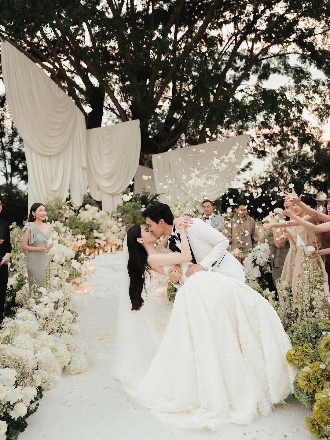 Ảnh cưới được Mai Davika và Ter Chantavit đăng tải.