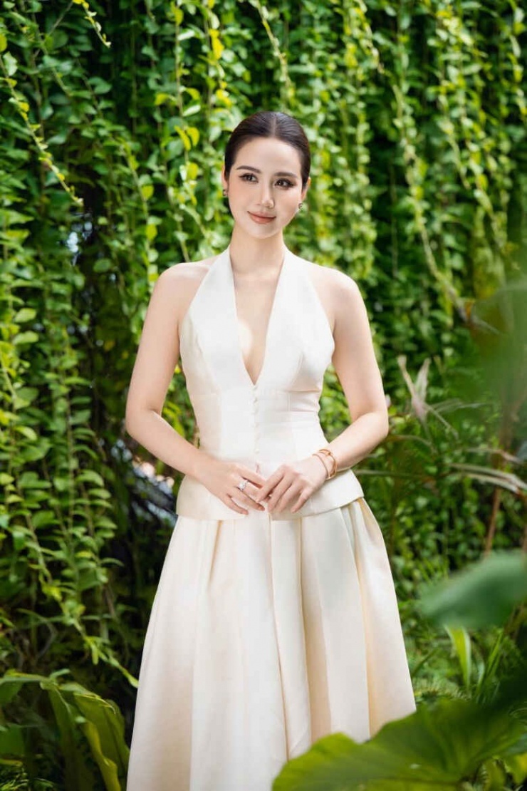 Nữ diễn viên Huyền Lizzie thời gian gần đây liên tục gây chú ý khi chia sẻ loạt khoảnh khắc đời thường với phong cách thời trang công sở thanh lịch, tinh tế.