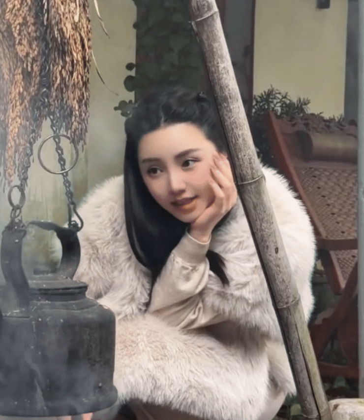 Trong đoạn clip mới đăng tải, Quỳnh Kool xuất hiện với phong cách trang điểm tông hồng ngọt ngào, mái tóc đen uốn nhẹ và biểu cảm dịu dàng, nữ tính. Hình ảnh này khiến khán giả không khỏi bất ngờ khi nhận ra nét đẹp của cô có phần giống mỹ nhân Trung Quốc Phạm Băng Băng.