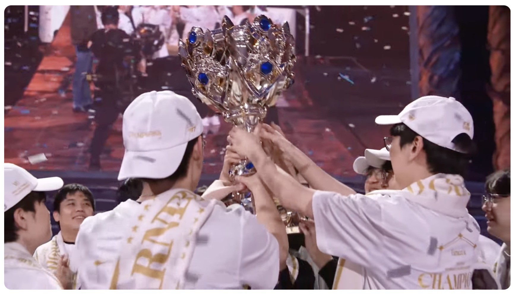 Khoảnh khắc nâng cao cúp vô địch của T1.