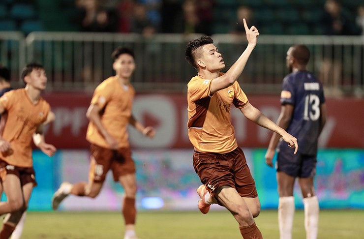 Quang Kiệt ăn mừng bàn thắng vào lưới Thanh Hóa.