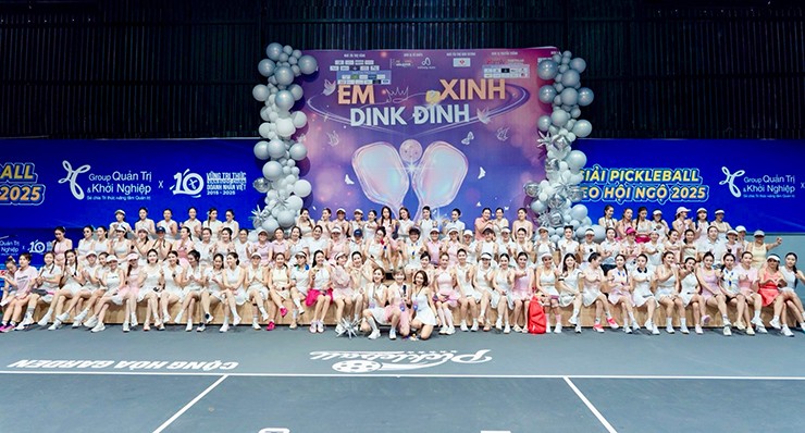 Cuối tuần vừa qua, làng pickleball phong trào tại Việt Nam dành sự quan tâm rất lớn cho giải đấu mang tên “Em Xinh Dink Đỉnh” tổ chức tại TP.HCM. Đúng như tên gọi, giải đấu này quy tụ đến gần 140 người đẹp của pickleball trong nước hiện nay.