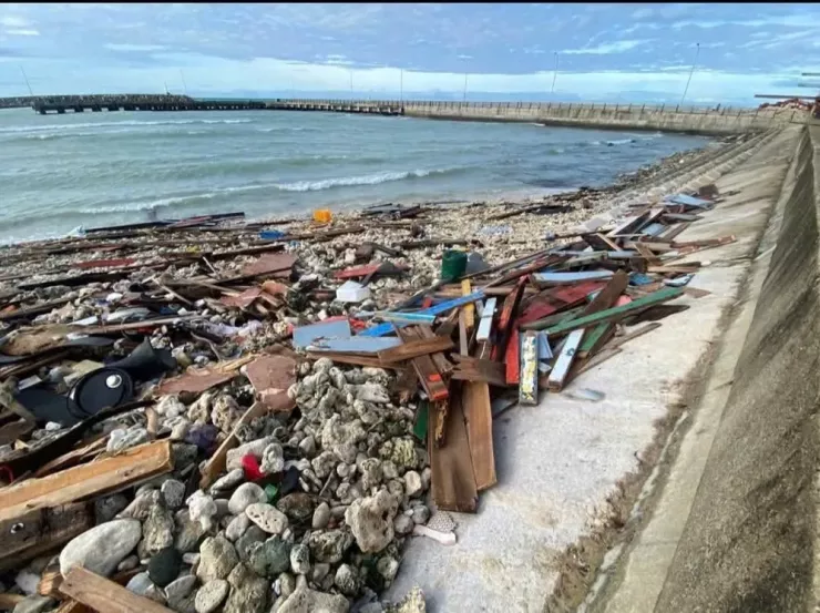 Chiếc tàu VT 0035 của ông Đặng Văn Thành bị sóng đánh vỡ nát.