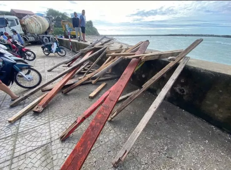 Vài cây gỗ còn lại của tàu VT 0035.