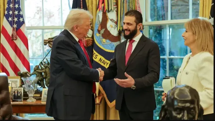 Tổng thống Mỹ Donald Trump bắt tay Tổng thống Syria - ông Ahmed al-Sharaa tại Nhà Trắng. Ảnh: ANADOLU