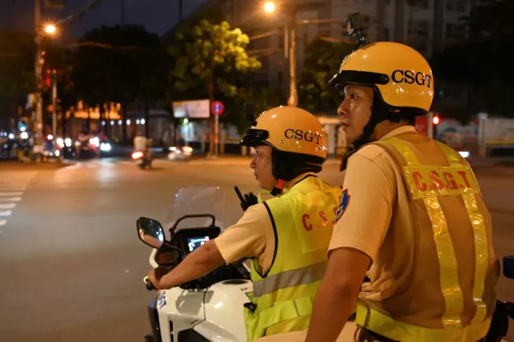 Tối 10-11, Đội CSGT Tân Sơn Nhất lập chốt kiểm soát kết hợp tuần tra lưu động xử lý chuyên đề nồng độ cồn tại giao lộ Hồng Hà – Hoàng Minh Giám, phát hiện nhiều trường hợp vi phạm. Ảnh: PHẠM HẢI