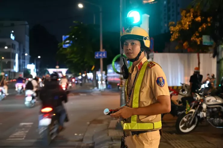 Tổ công tác lập chốt kết hợp tuần tra lưu động, xử lý vi phạm nồng độ cồn, đồng thời nhắc nhở những trường hợp vi phạm các lỗi nhẹ. Ảnh: PHẠM HẢI