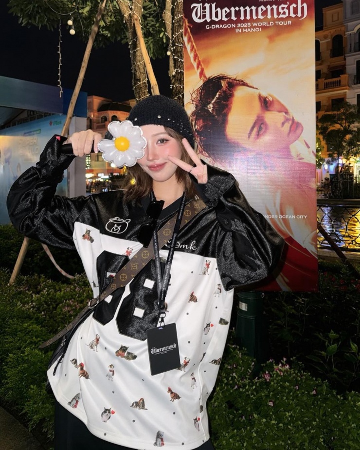 Min diện áo oversized cùng mũ beanie, tạo phong cách thoải mái, năng động như các idol Kpop.