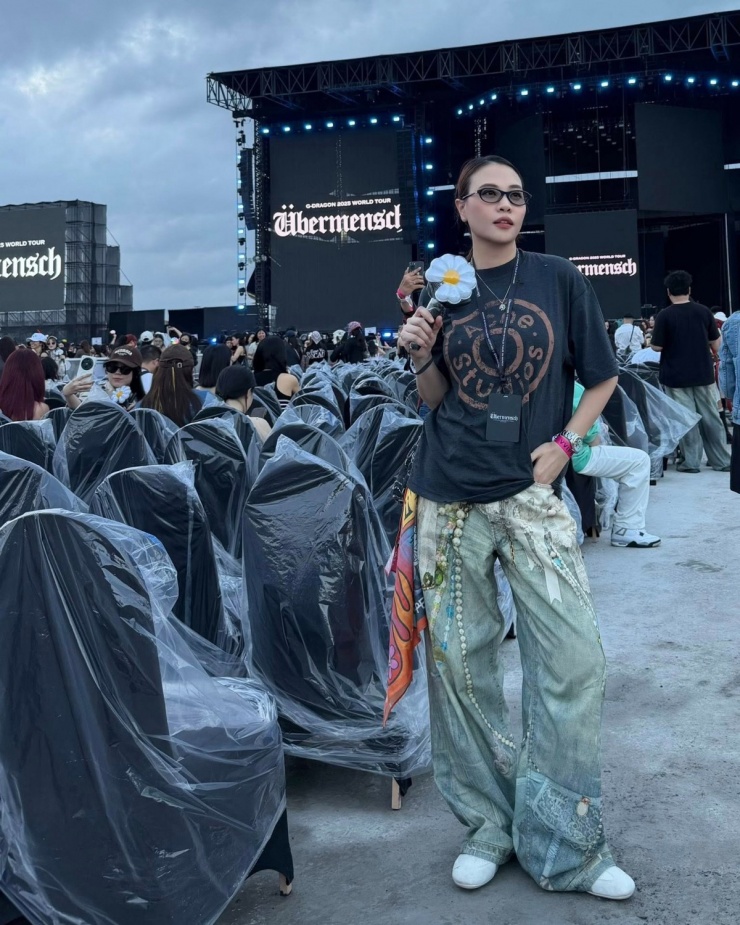 Đàm Thu Trang 'trẻ hóa' cùng bộ cánh gồm áo thun in logo và quần jeans bạc màu. Bộ trang phục có gam chủ đạo xám, denim pha chút neon, mang lại vẻ bụi bặm kiểu unisex.