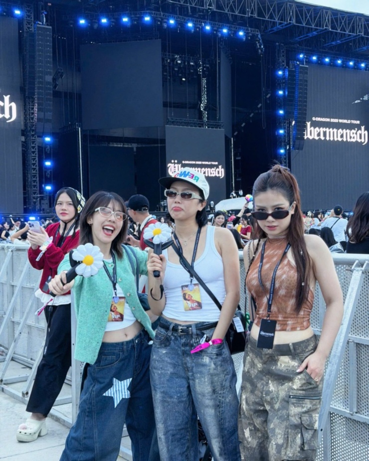 Bộ ba Hậu Hoàng - Diệu Nhi - Dương Hoàng Yến cùng mặc croptop phối quần jeans ống suông. Đây cũng là style Y2K thường thấy ở những concert trên khắp thế giới.