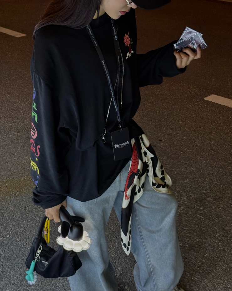 Salim phối trang phục theo style đặc trưng của G-Dragon, với những phụ kiện dày đặc như dây đeo thẻ, kính râm, túi mini, khăn buộc hông hay móc treo hình hoa cúc - biểu tượng gắn liền với ngôi sao Hàn Quốc.