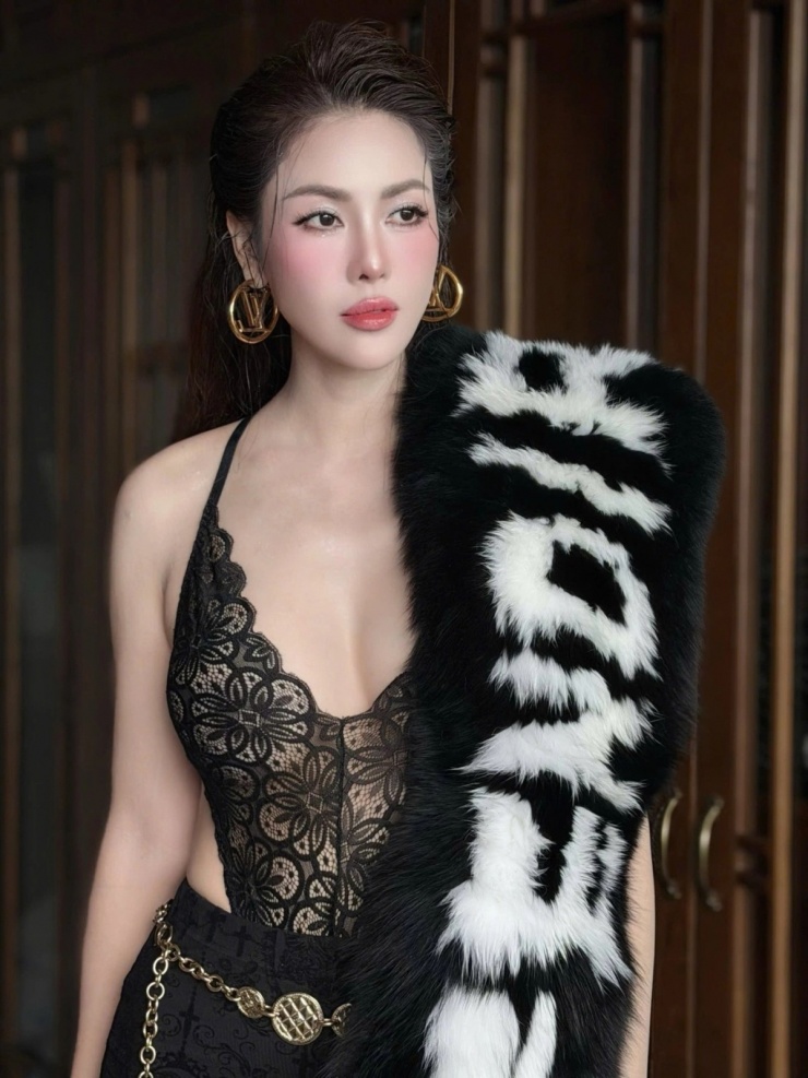 Quế Vân chọn đồ táo bạo hết cỡ với áo ngực chất liệu ren cùng khăn choàng lông hững hờ.