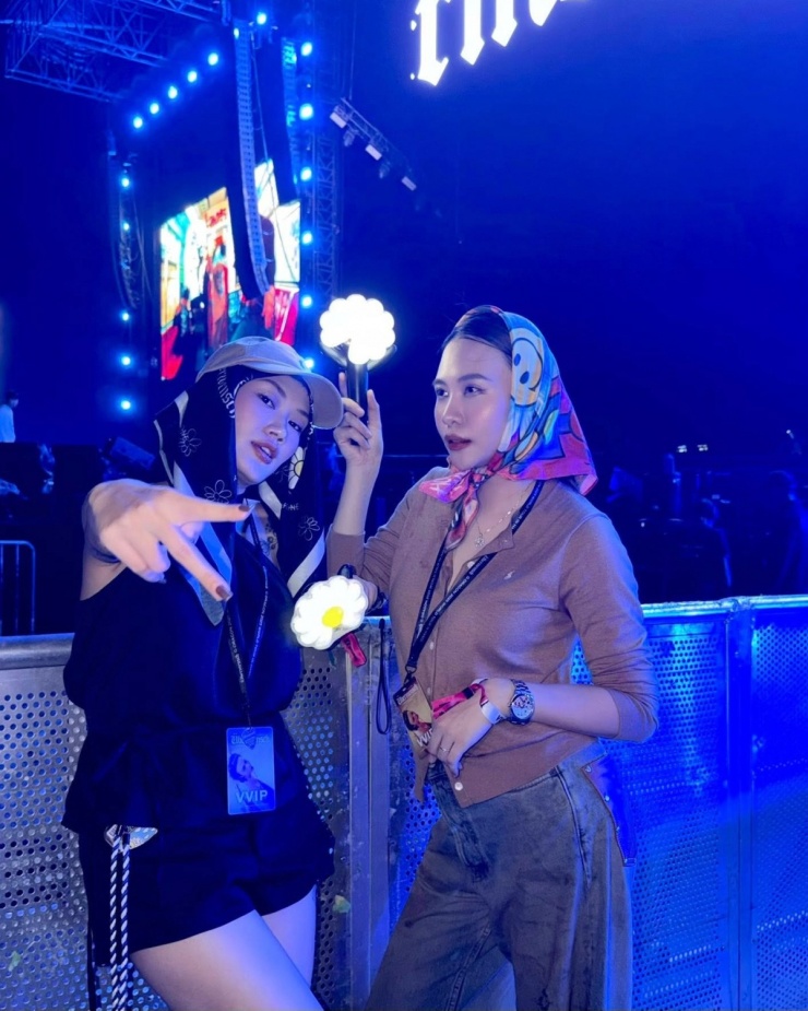 Đàm Thu Trang và Pông Chuẩn ứng dụng tích cực mốt khăn trùm đầu nhiều màu neon nổi bật mà G-Dragon yêu thích.