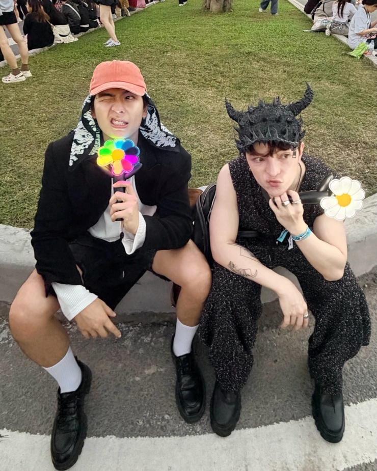 Xu hướng này là 'đặc sản' của các concert G-Dragon, qua nhiều năm không lỗi mốt. Diễn viên Quốc Anh cũng chọn style 'bà thím' để hòa cùng không khí.