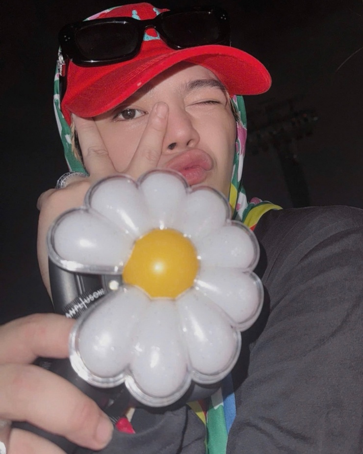 Rhyder diện khăn trùm đầu màu mè, mix cùng kính râm, áo oversized giống G-Dragon thường lăng xê.