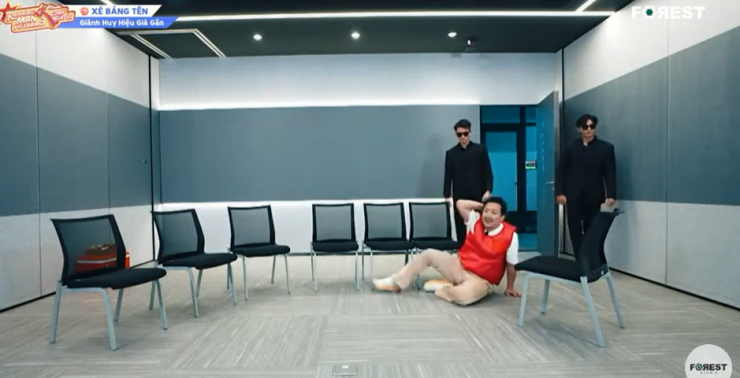 Trấn Thành không tức giận, vẫn tươi cười "quăng miếng".