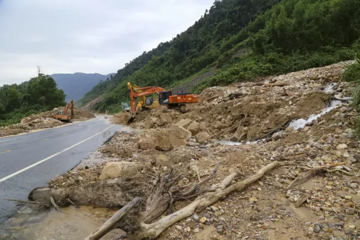Tại km 42, TP. Đà Nẵng xảy ra sạt lở nghiêm trọng, hàng ngàn m3 đất đá tràn xuống mặt đường. Máy móc, nhân lực được huy động dọn sạch khoảng 2.000 m3 đất đá, mở lại một làn xe.