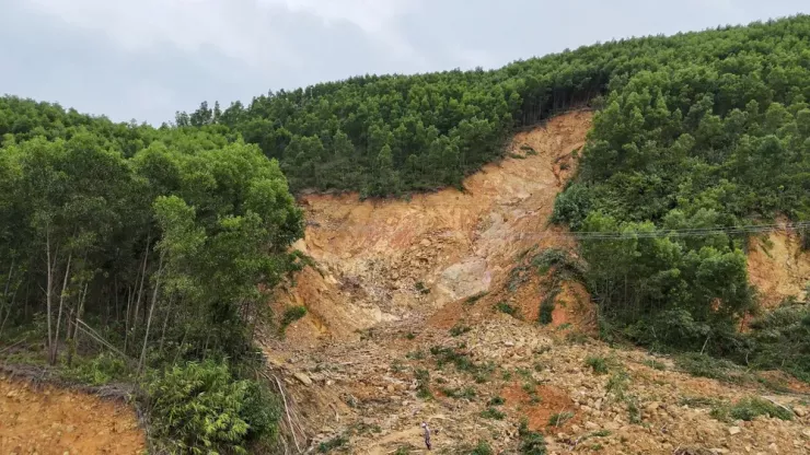 Mưa lũ cuối tháng 10-2025 đã làm một số vị trí trên tuyến cao tốc bị sạt trượt taluy dương.