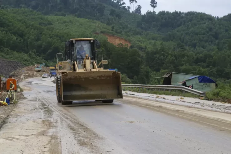 Khắc phục sạt lở đất trên tuyến La Sơn - Hòa Liên.