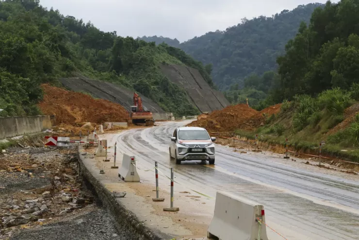 Các phương tiện lưu thông qua đường cao tốc La Sơn - Hòa Liên﻿.