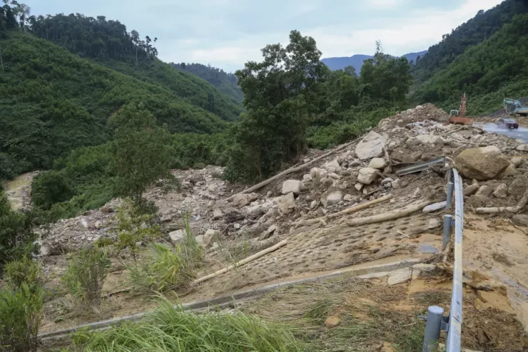 Sạt lở cuốn đất đá băng qua đường cao tốc, trôi xuống vực sâu.