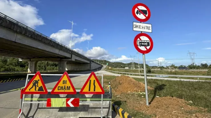 Trước diễn biến thời tiết phức tạp, hiện lực lượng chức năng đang điều tiết, phân luồng cấm các loại xe khách, xe tải trên sáu trục lưu thông trên tuyến, bắt đầu từ 6 giờ ngày 10-11 đến 6 giờ ngày 20-11 và chỉ cho các phương tiện lưu thông trên tuyến từ 5 giờ đến 17 giờ hằng ngày.